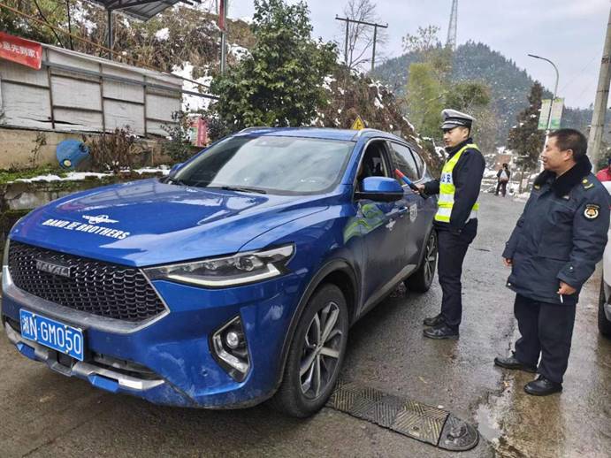 1月26日，梨溪口鄉(xiāng)綜合行政執(zhí)法隊同片區(qū)派出所開展聯(lián)合執(zhí)勤，對騎乘摩托車不佩戴安全頭盔，無牌無證、駕駛轎車不系安全帶等違法行為開展勸導(dǎo)和查處。 (4)