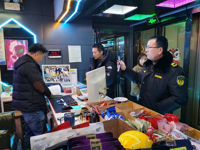 1月25日至26日，文化旅游廣電體育局副局長左桂華帶隊，市場管理股、文化綜合執(zhí)法大隊等7人參加，對轄區(qū)內(nèi)網(wǎng)吧、KTV，電子游樂場所進(jìn)行安全生產(chǎn)檢查，督促經(jīng)營場所加強(qiáng)消防安全自查及員工安全知識培訓(xùn)、演練。 (3)